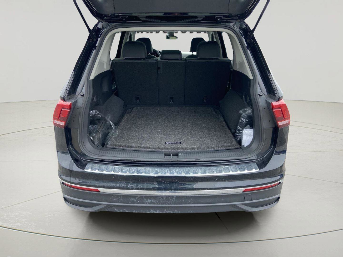 Used 2023 Volkswagen Tiguan SE image 11