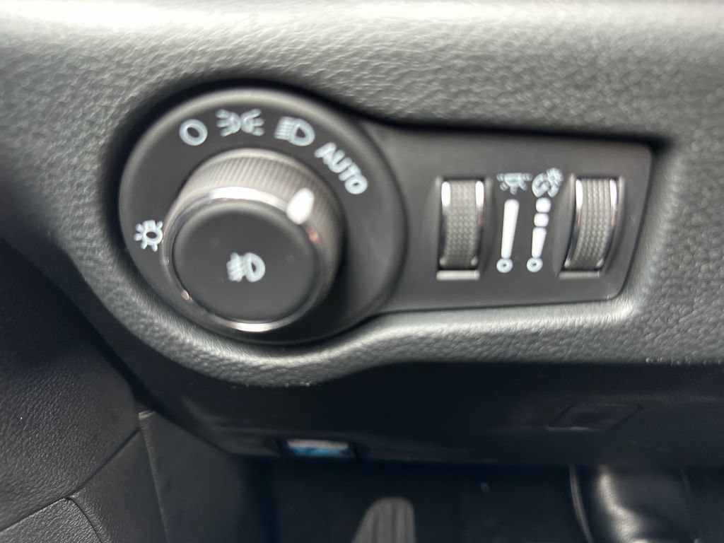 New 2025 Chrysler Pacifica Select FWD image 18