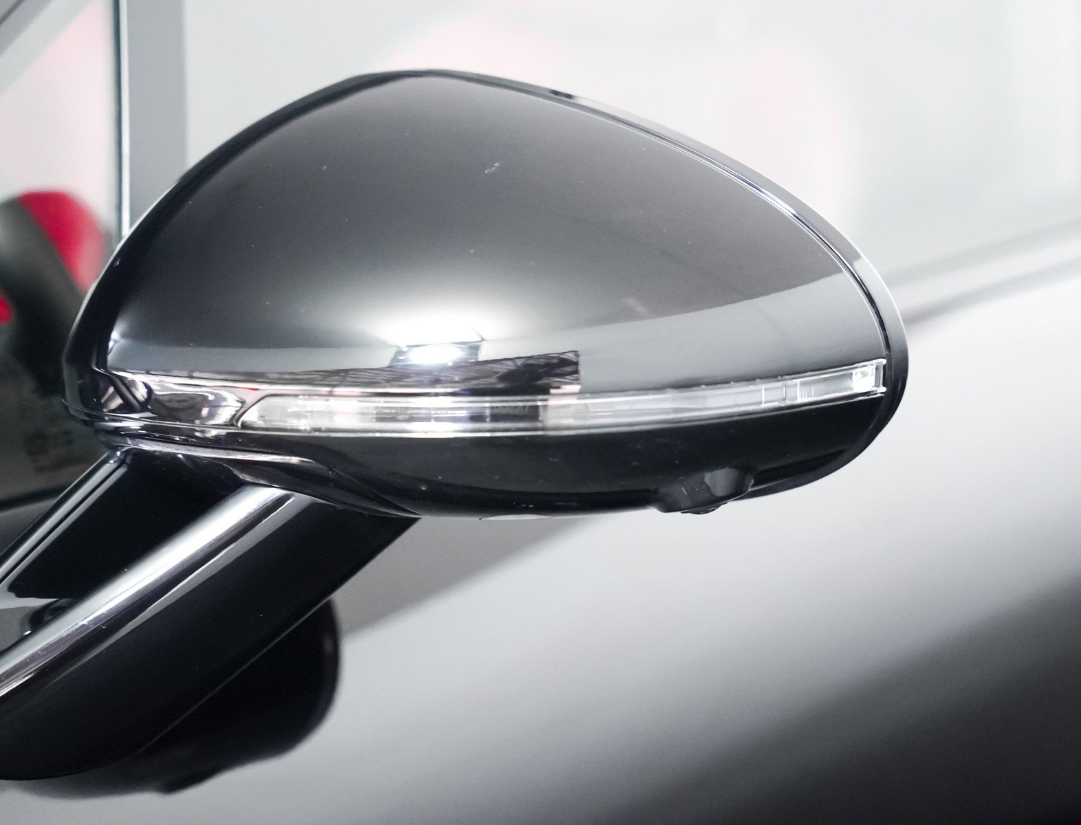 Certified 2025 Porsche Macan image 27