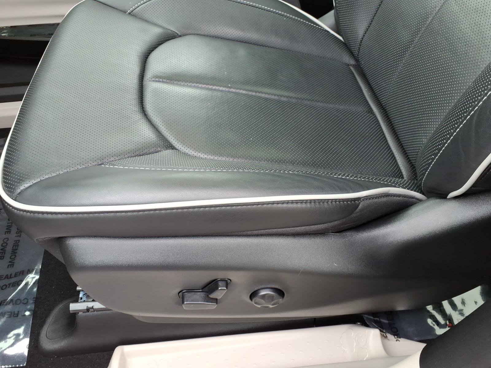 Used 2024 Chrysler Pacifica Limited image 16