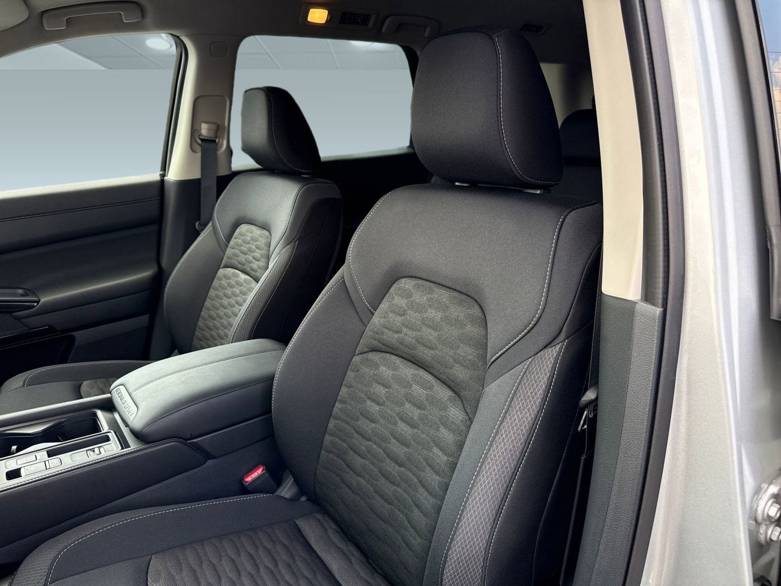Certified 2025 Nissan Pathfinder S image 23