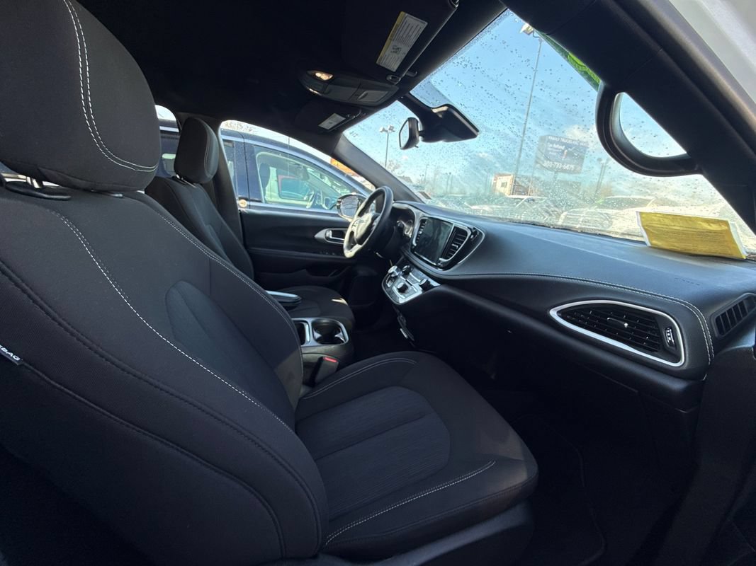 Used 2024 Chrysler Pacifica Touring FWD image 18