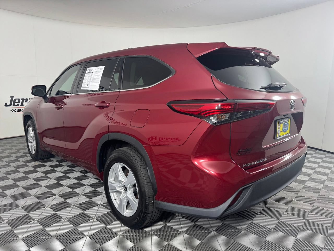 Used 2021 Toyota Highlander LE FWD image 8