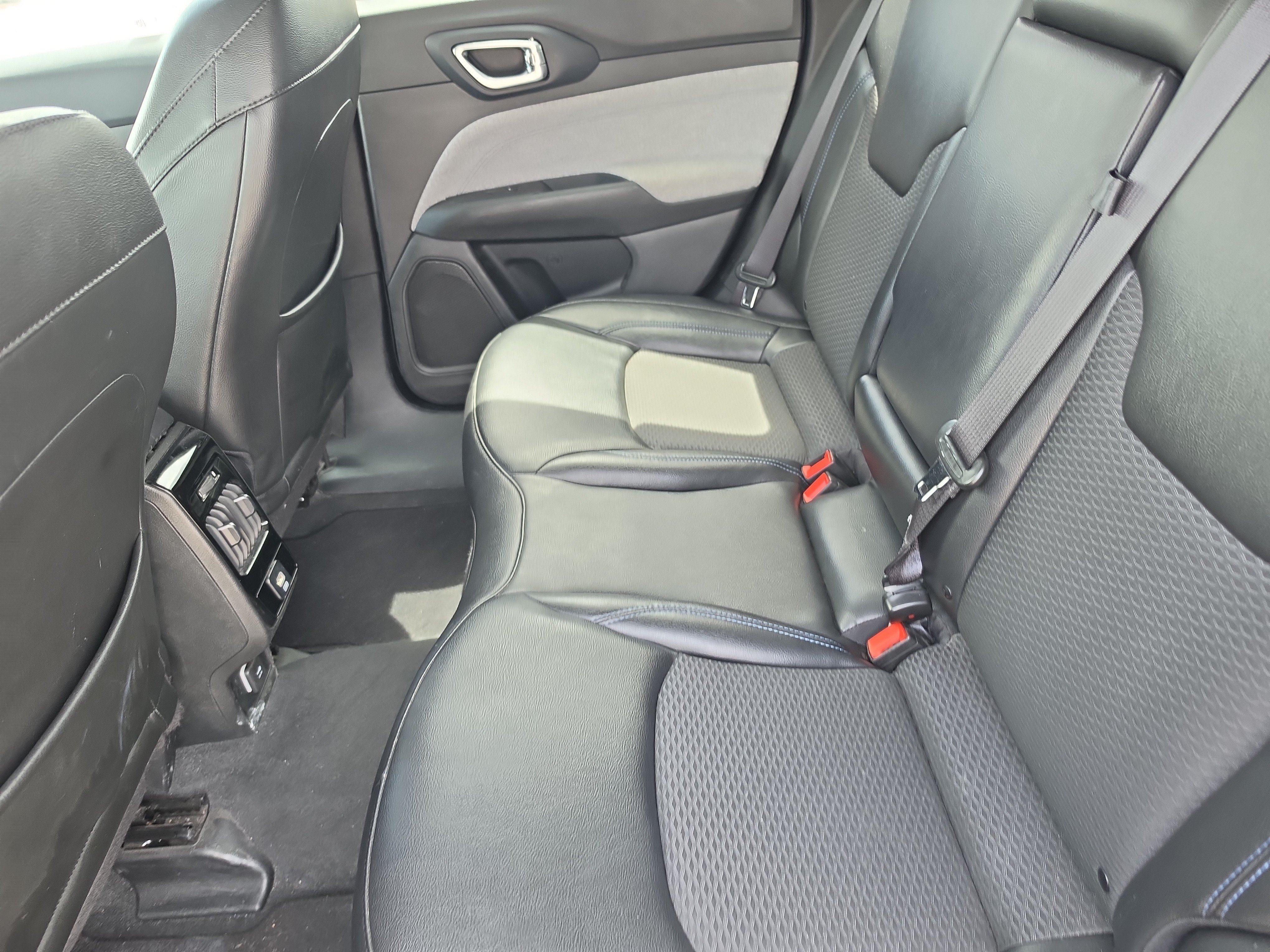 Used 2022 Jeep Compass Latitude FWD image 11