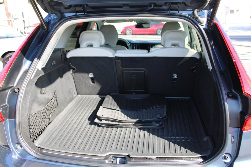 Used 2022 Volvo XC60 B5 Momentum image 8