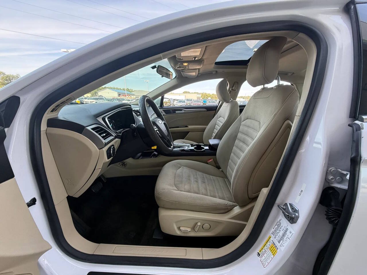 Used 2014 Ford Fusion SE FWD image 18
