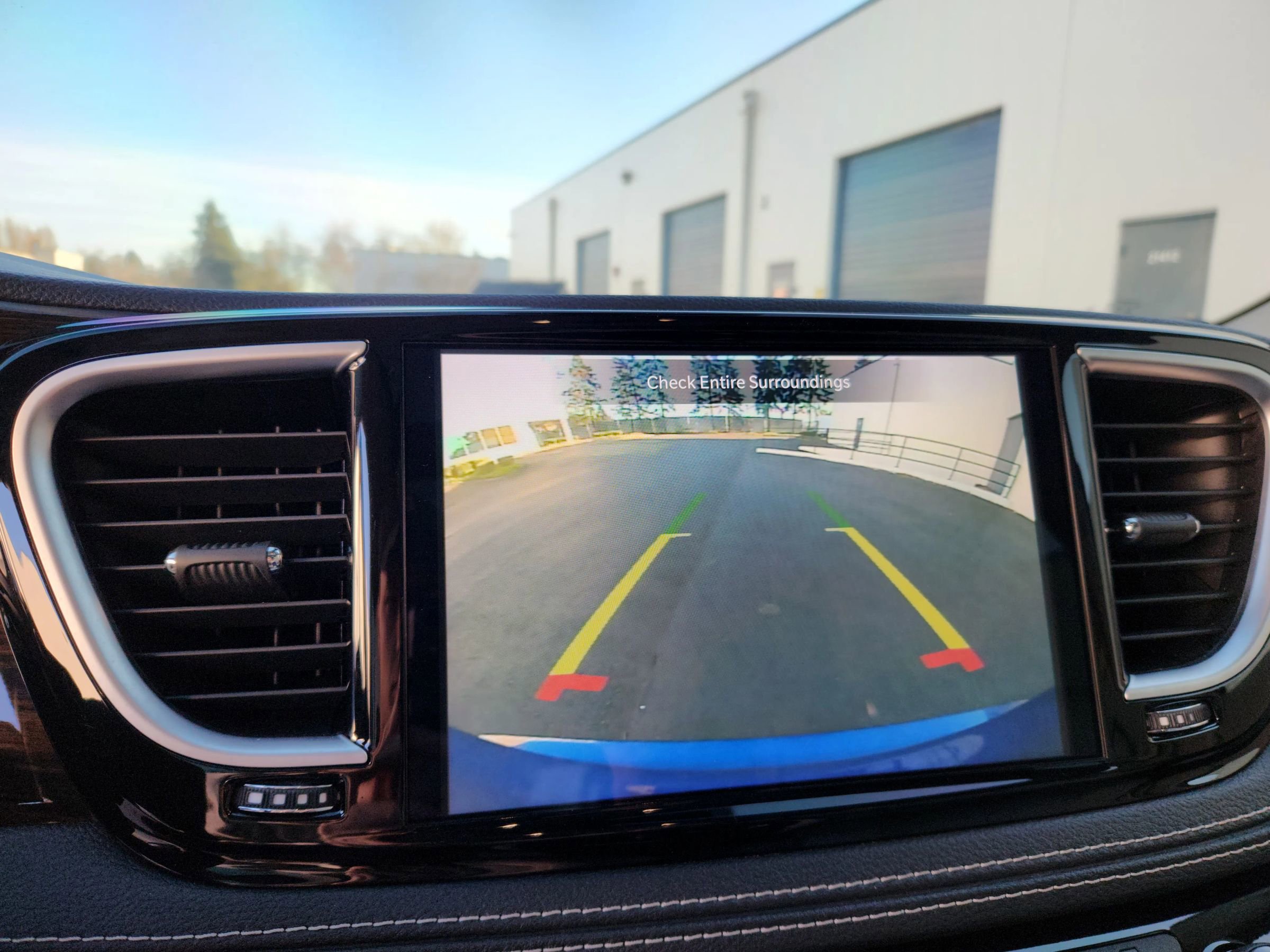 Used 2021 Chrysler Pacifica Limited w/ Uconnect Theater Family Group image 18