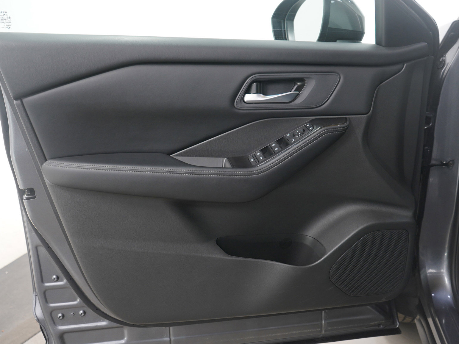 Used 2025 Nissan Rogue SV image 22