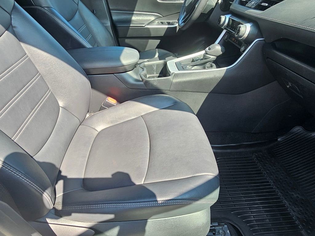 Used 2022 Toyota RAV4 XLE Premium image 9