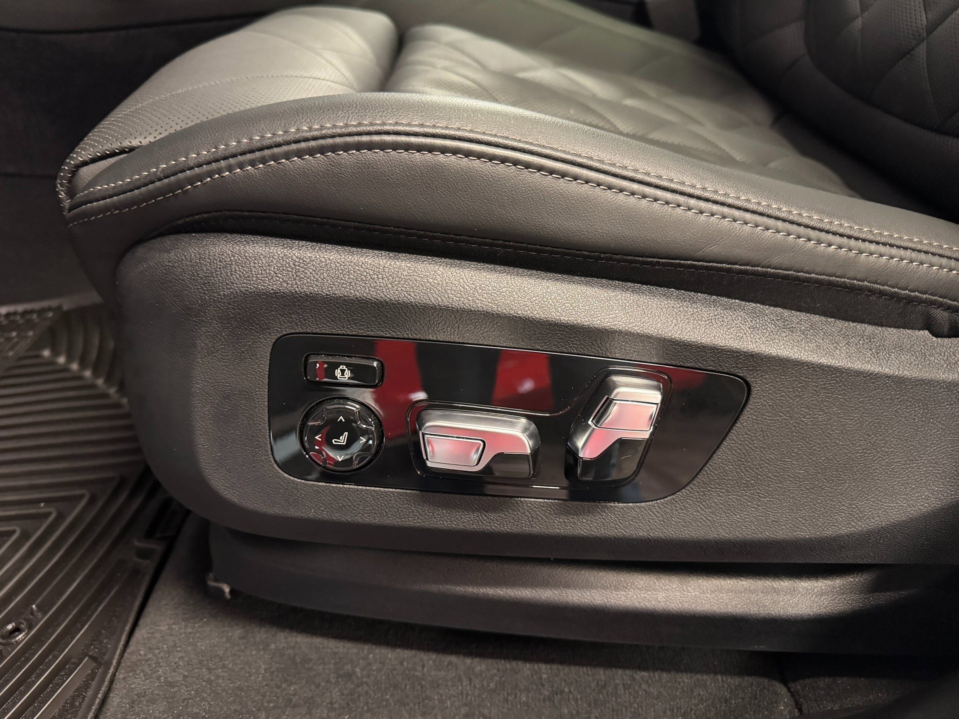 Used 2025 BMW X7 xDrive40i w/ Premium Package image 16