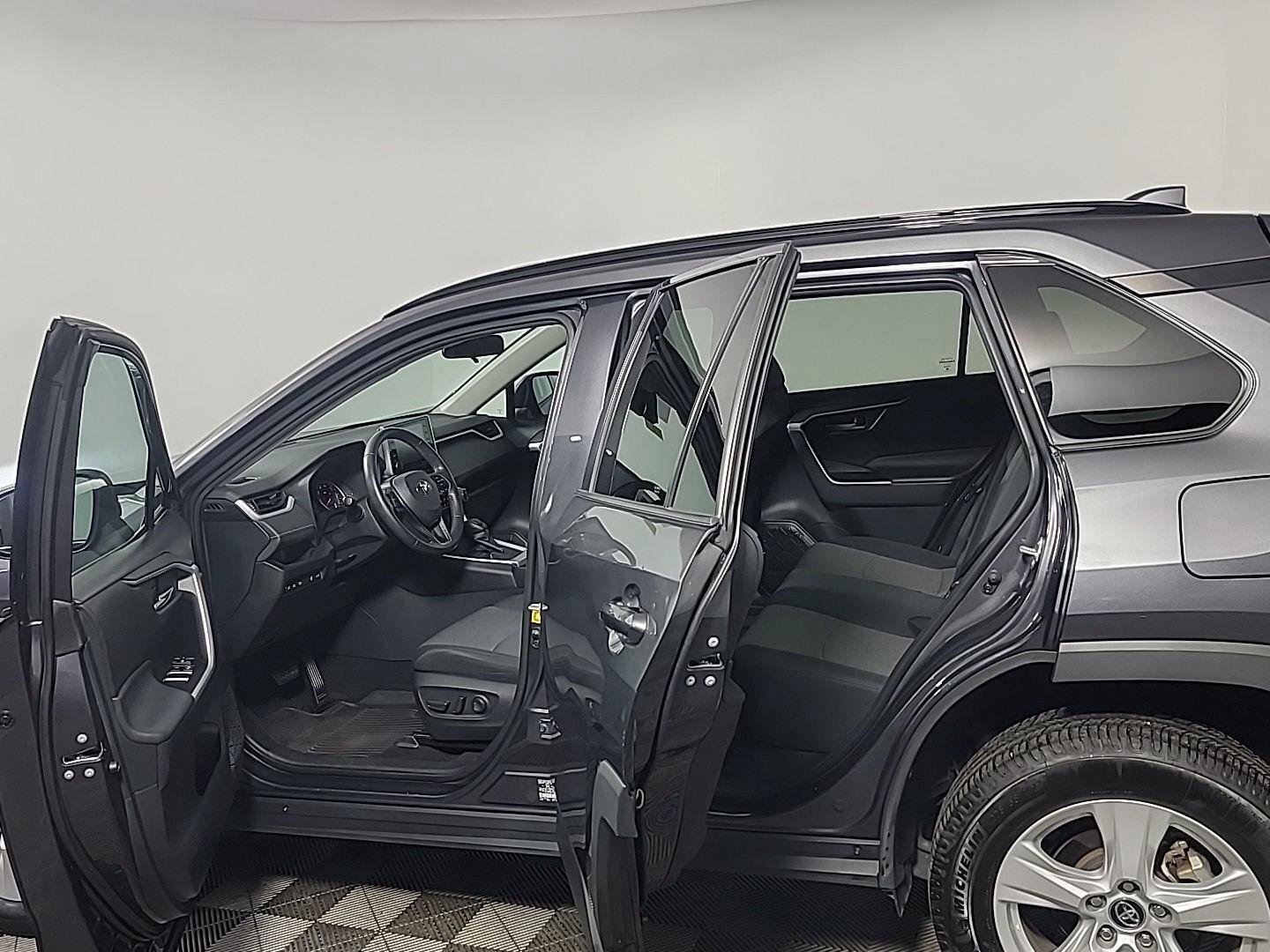 Used 2021 Toyota RAV4 XLE w/ Convenience Package AWD/4WD image 16