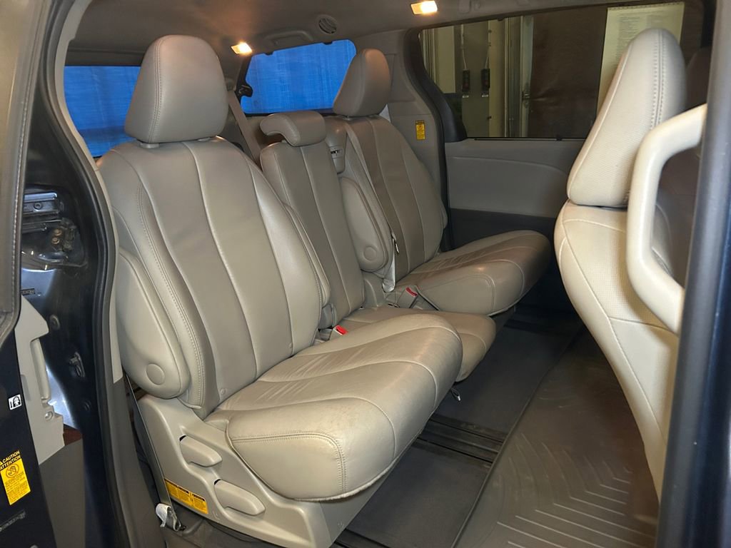 Used 2014 Toyota Sienna XLE FWD image 17