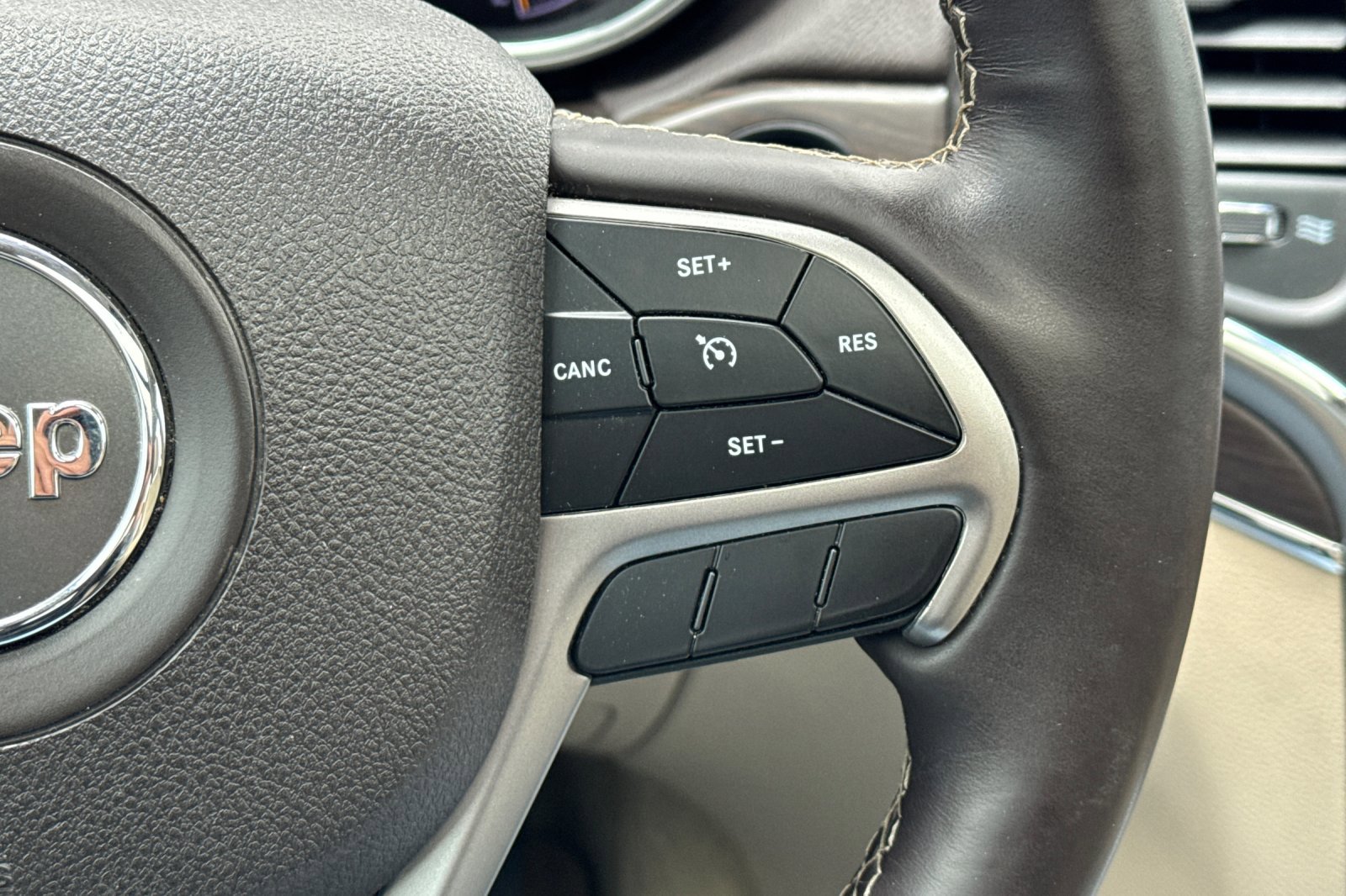 Used 2018 Jeep Grand Cherokee Overland AWD/4WD image 39