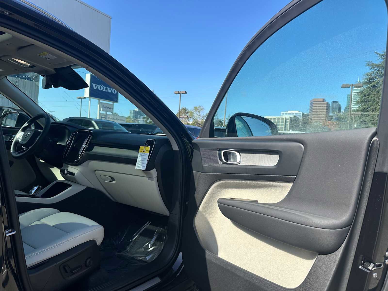 Used 2025 Volvo XC40 B5 Plus w/ Protection Package Premier AWD/4WD image 11