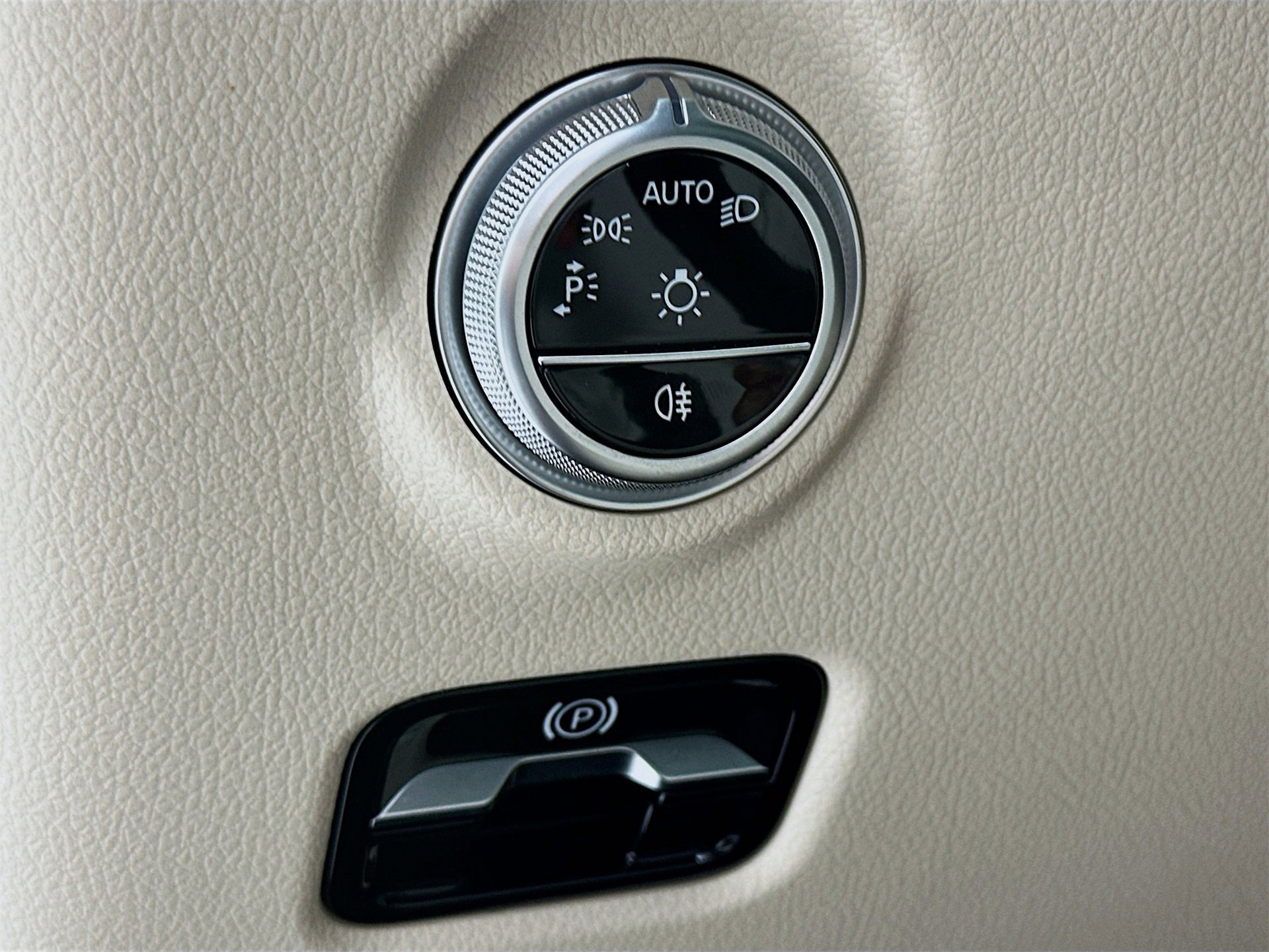 Used 2025 Mercedes-Benz C 300 Sedan image 11