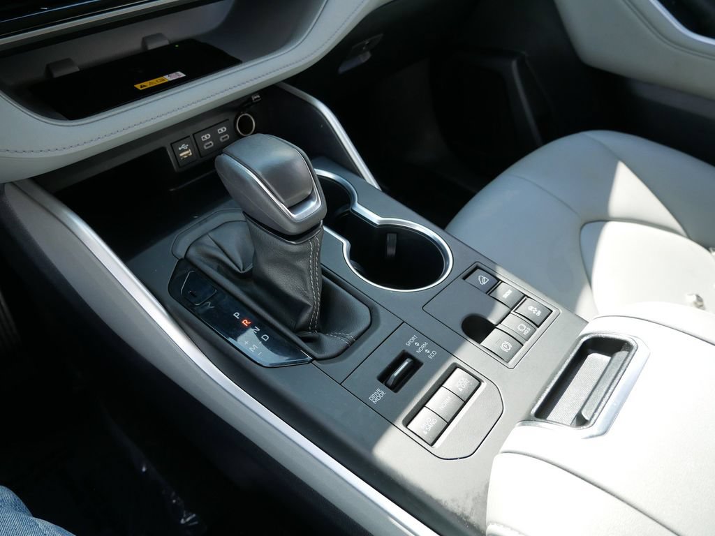 Used 2023 Toyota Highlander XLE AWD/4WD image 21