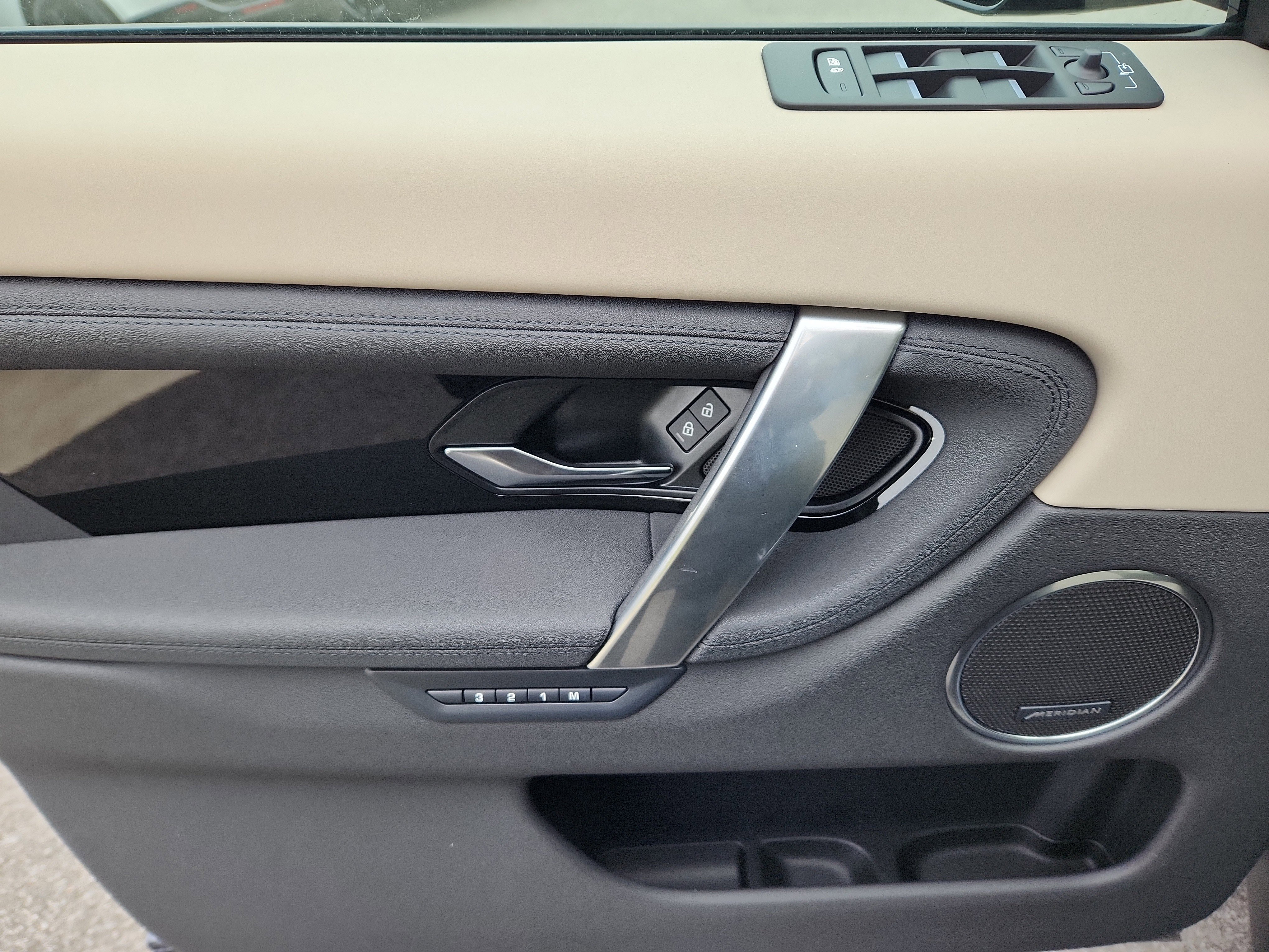 New 2025 Land Rover Discovery Sport S image 24