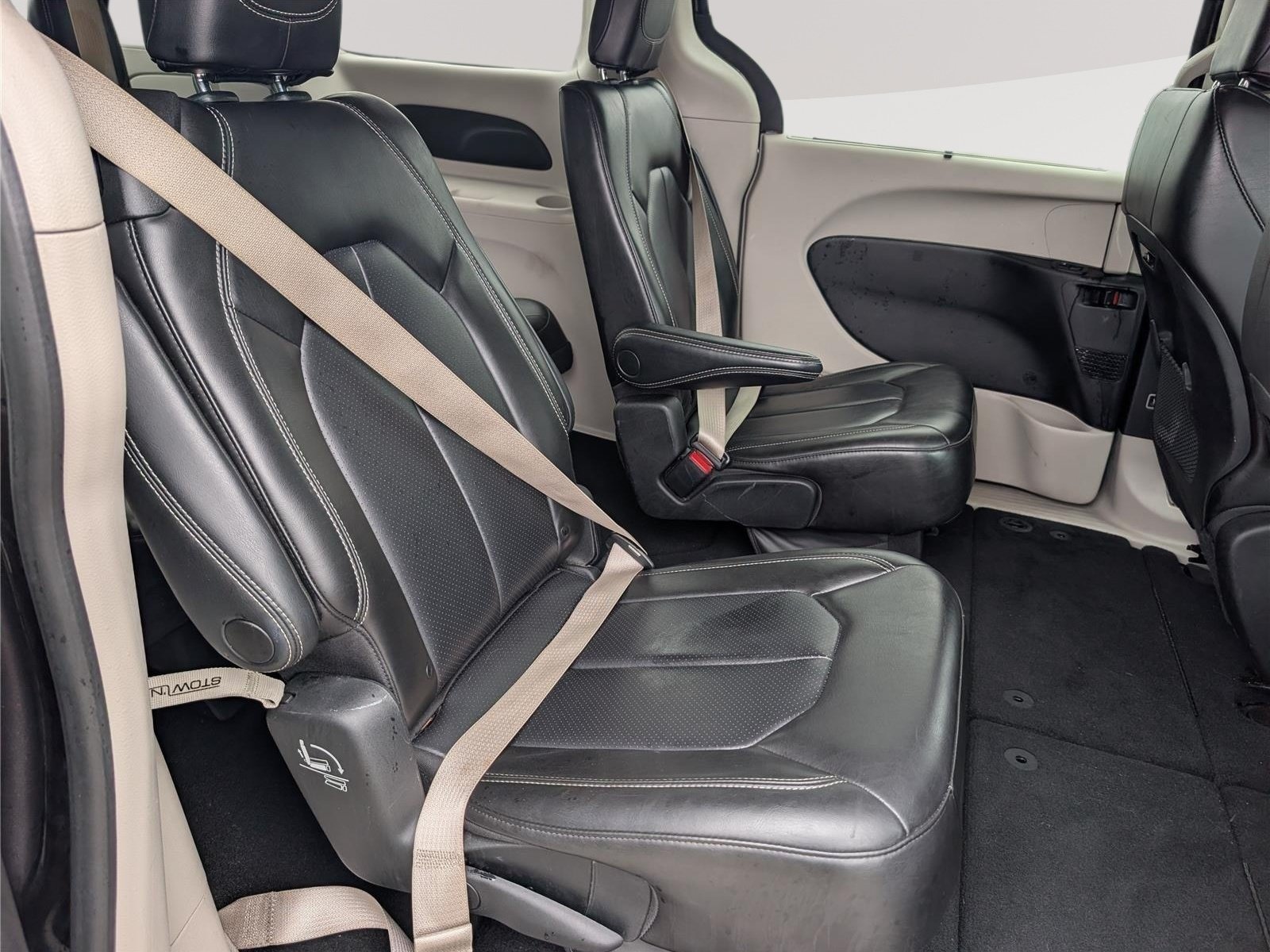 Used 2023 Chrysler Pacifica Touring-L FWD image 11