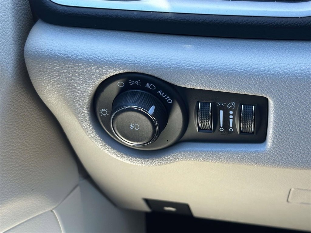 Used 2024 Chrysler Pacifica Touring-L image 19