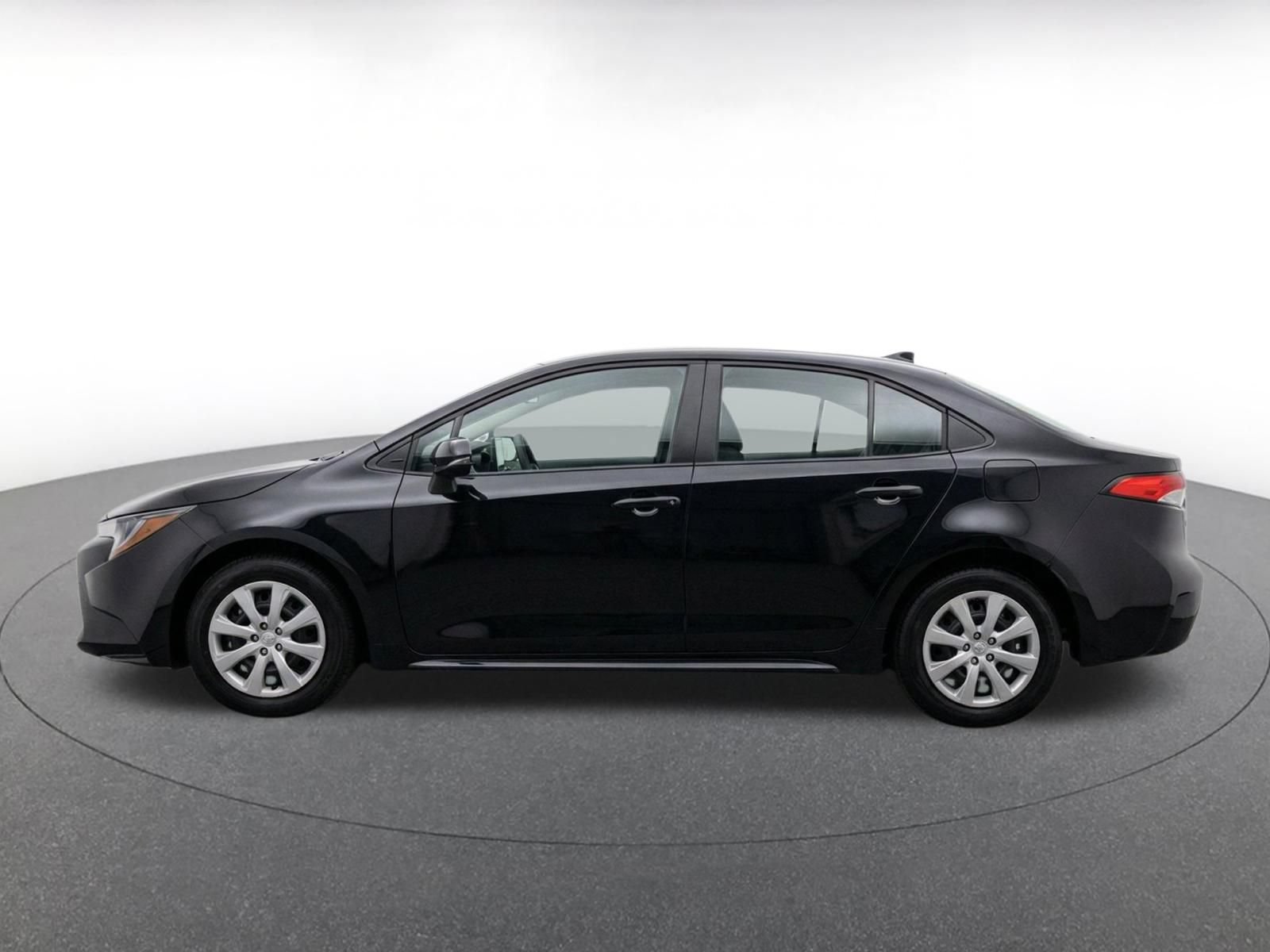 Used 2025 Toyota Corolla LE FWD image 4