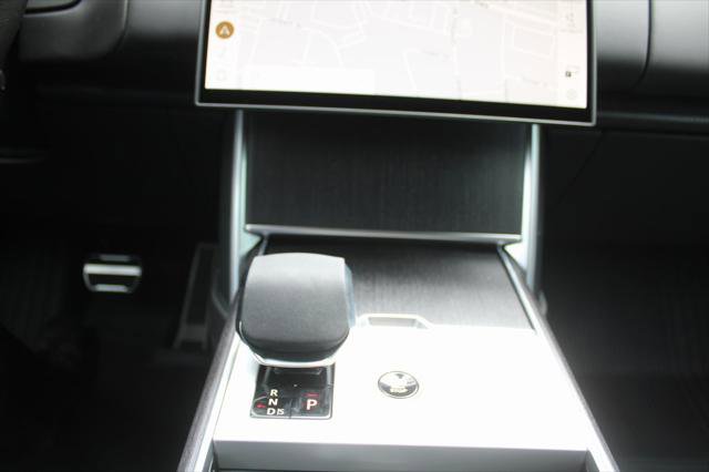 New 2025 Land Rover Range Rover Long Wheelbase SE image 38