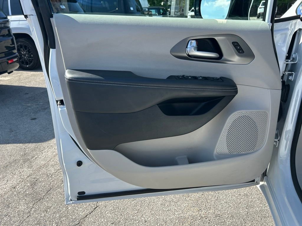 Used 2024 Chrysler Pacifica Touring-L FWD image 27