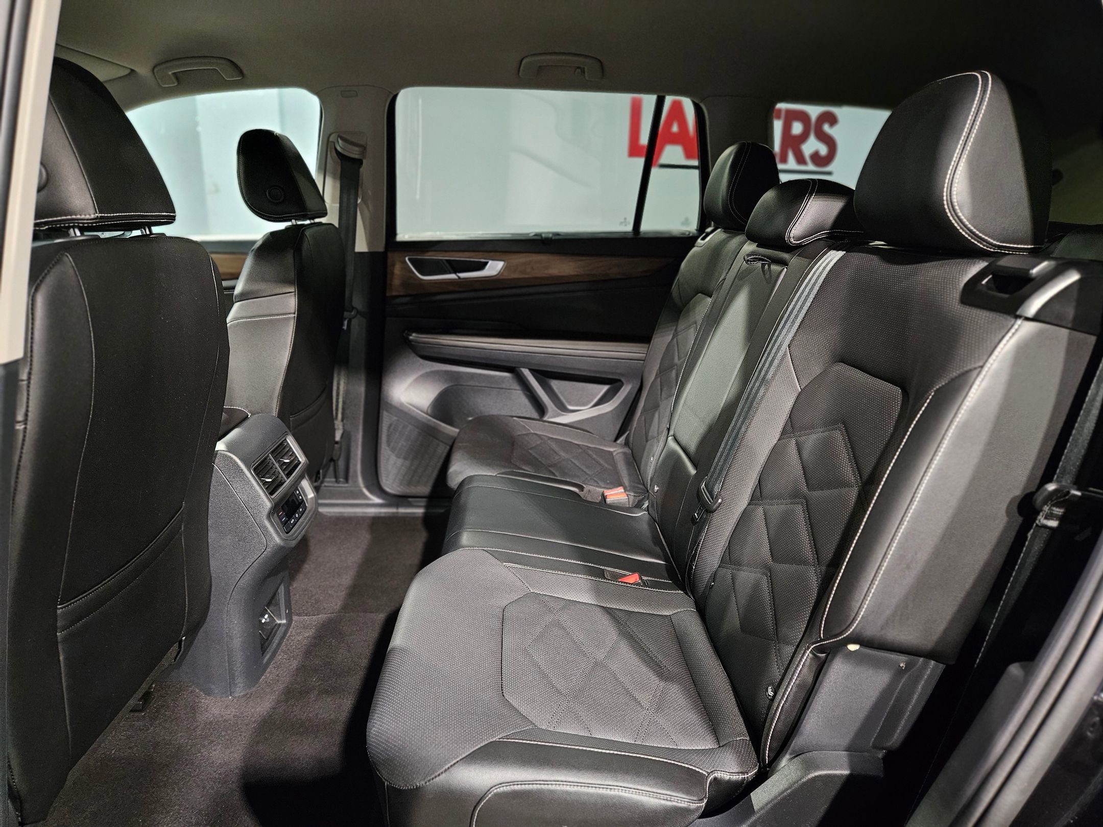 Used 2024 Volkswagen Atlas SE image 34