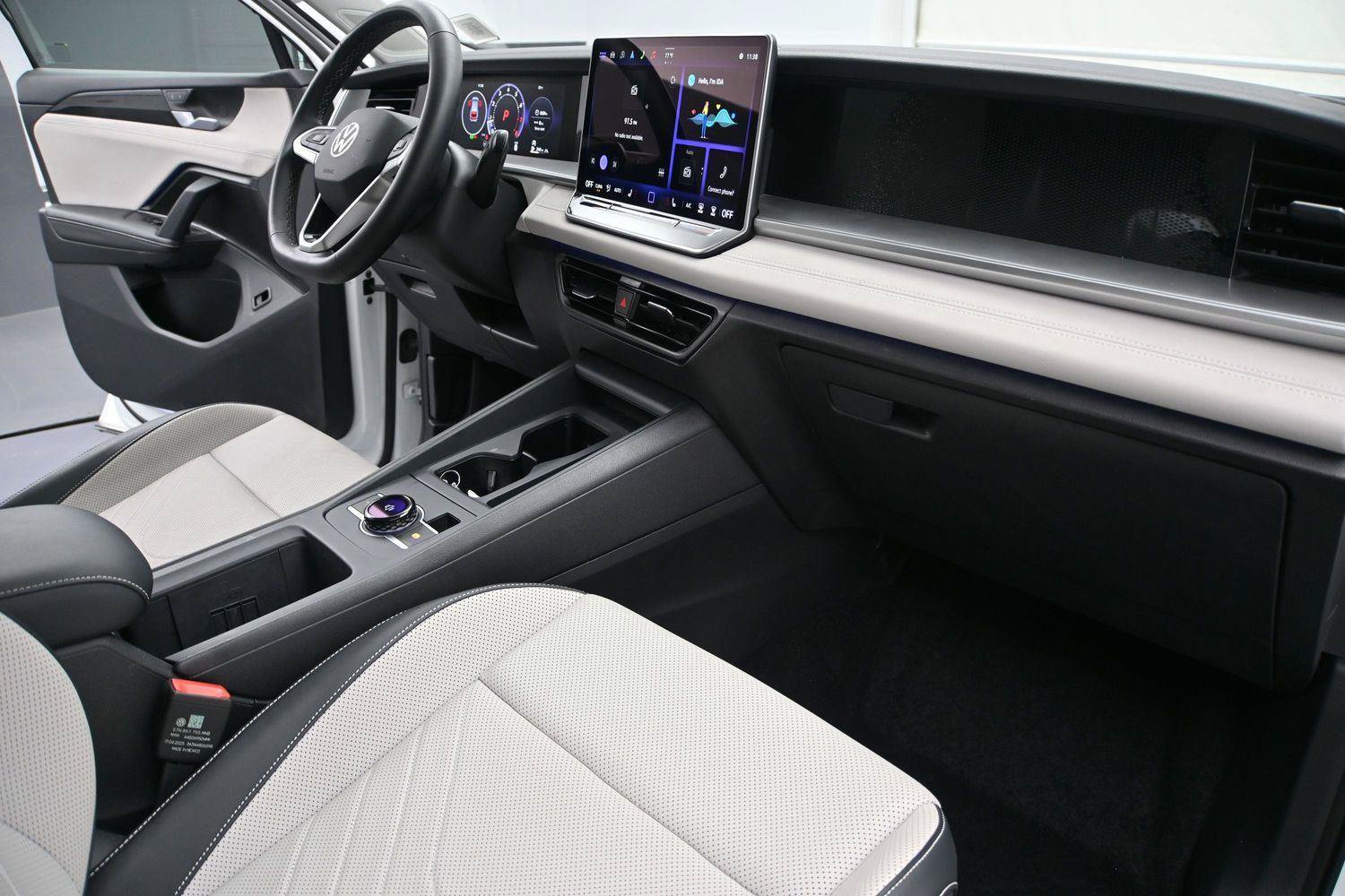 Used 2025 Volkswagen Tiguan SE AWD/4WD image 18