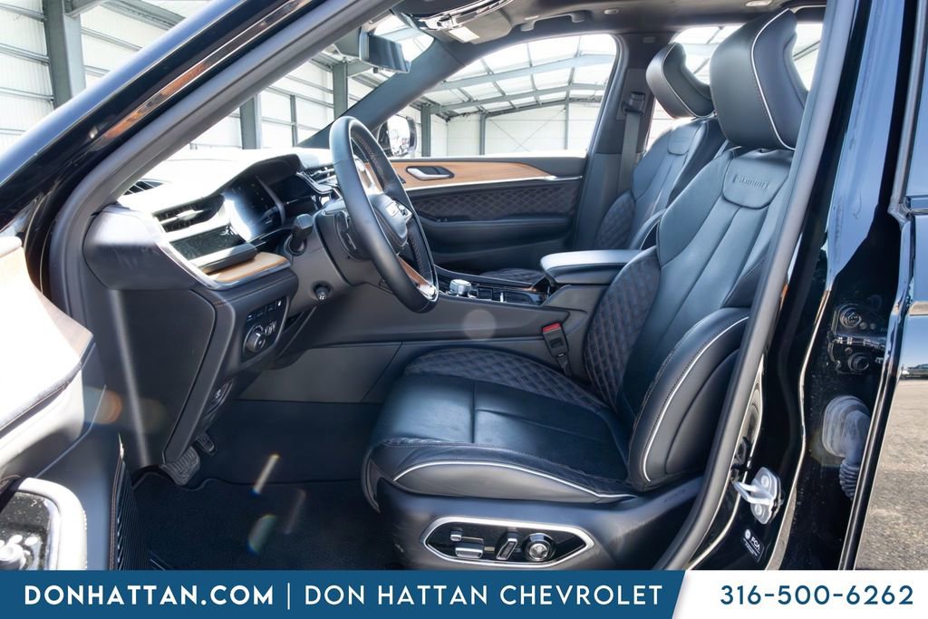 Used 2022 Jeep Grand Cherokee Summit AWD/4WD image 3