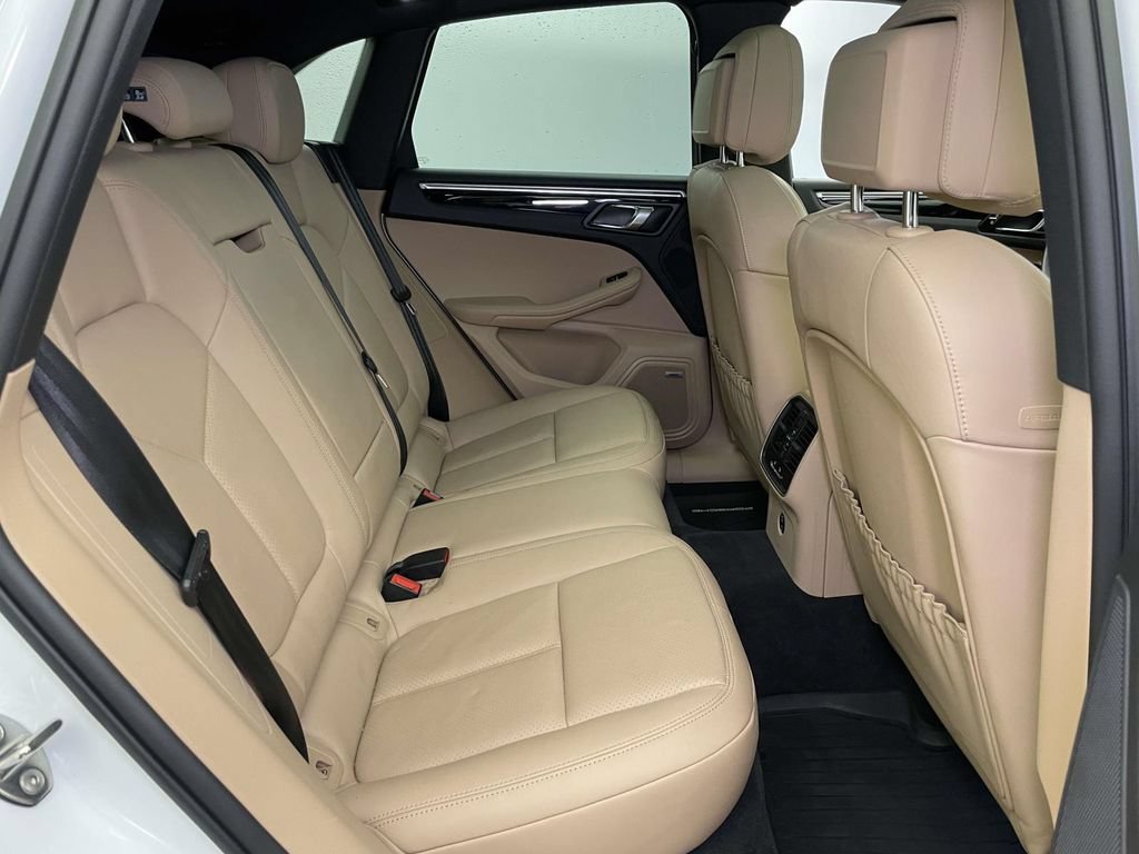 Certified 2025 Porsche Macan AWD/4WD image 22