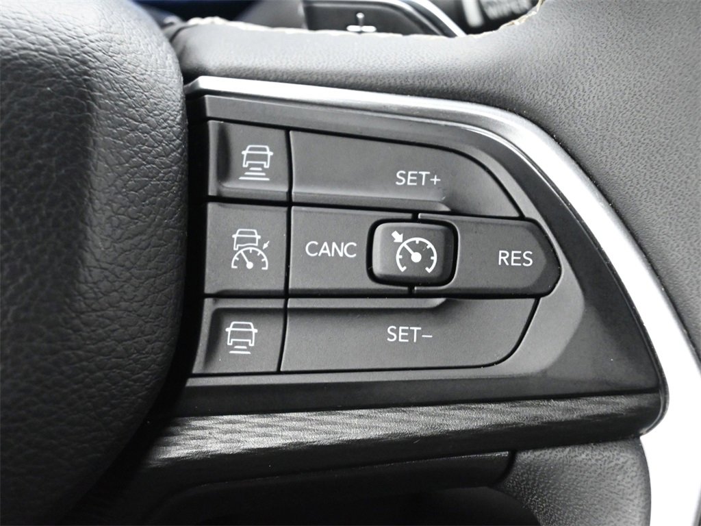 Used 2023 Jeep Grand Cherokee L Laredo image 7