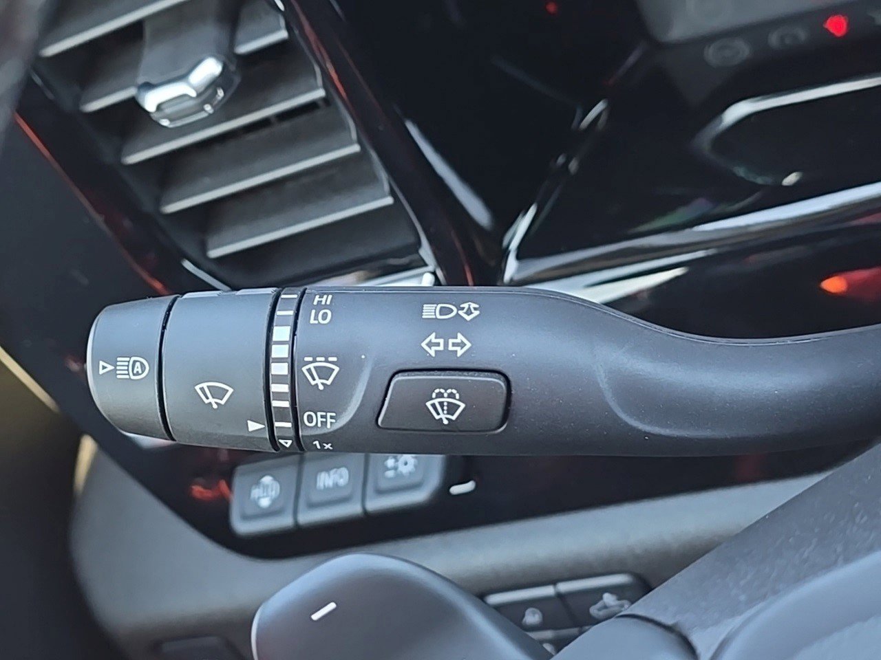 Certified 2025 Chevrolet Silverado 1500 LTZ w/ LTZ Premium Package image 30