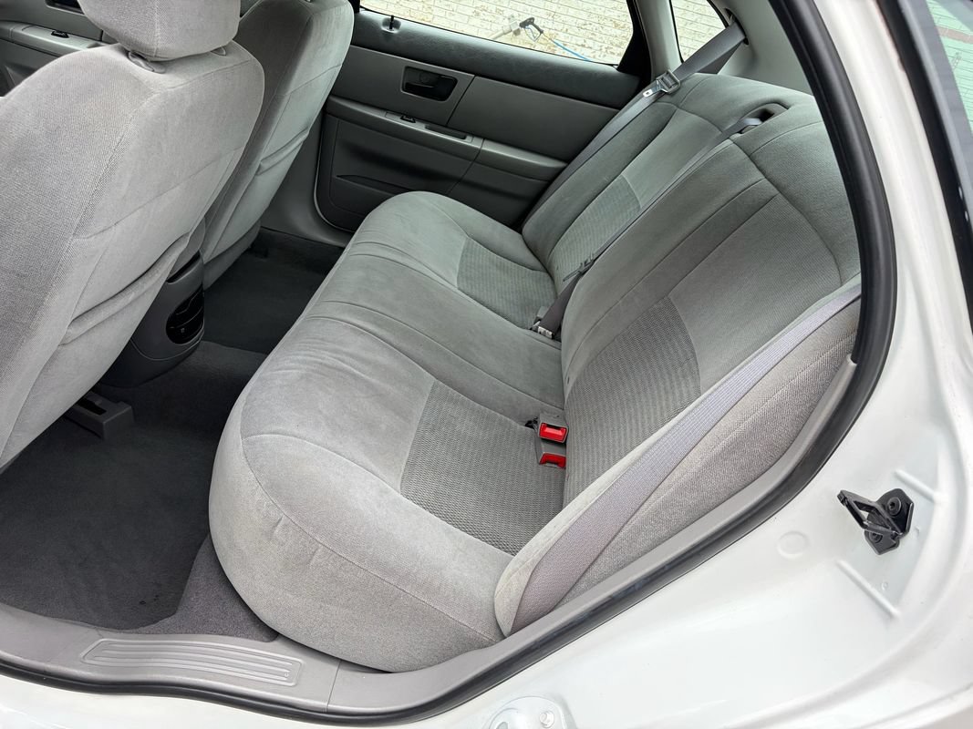 Used 2005 Ford Taurus SE FWD image 11