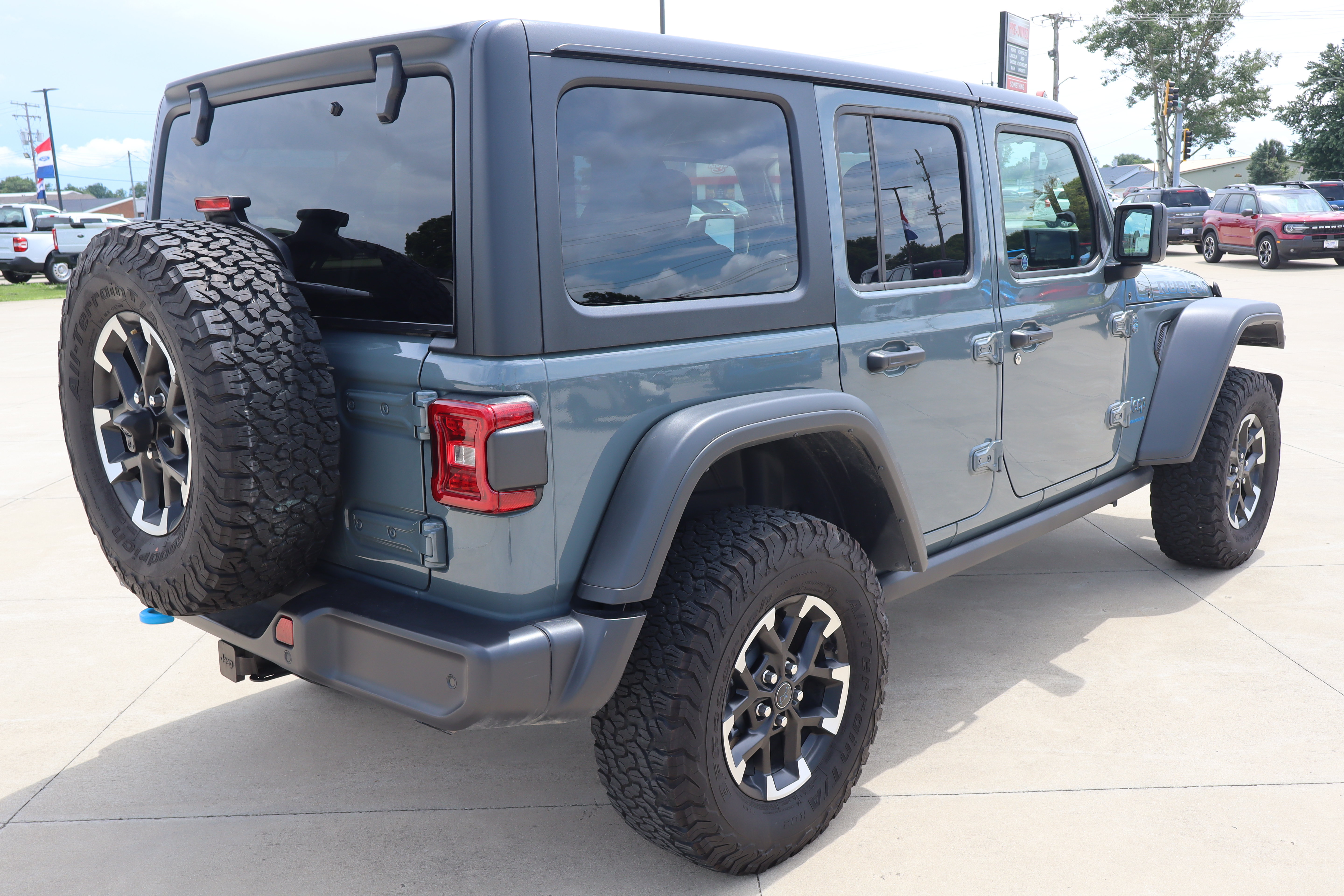 Used 2025 Jeep Wrangler Unlimited Rubicon 4xe w/ Safety Group AWD/4WD image 5