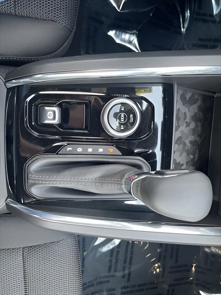 New 2025 GMC Canyon Elevation w/ Convenience Package image 32