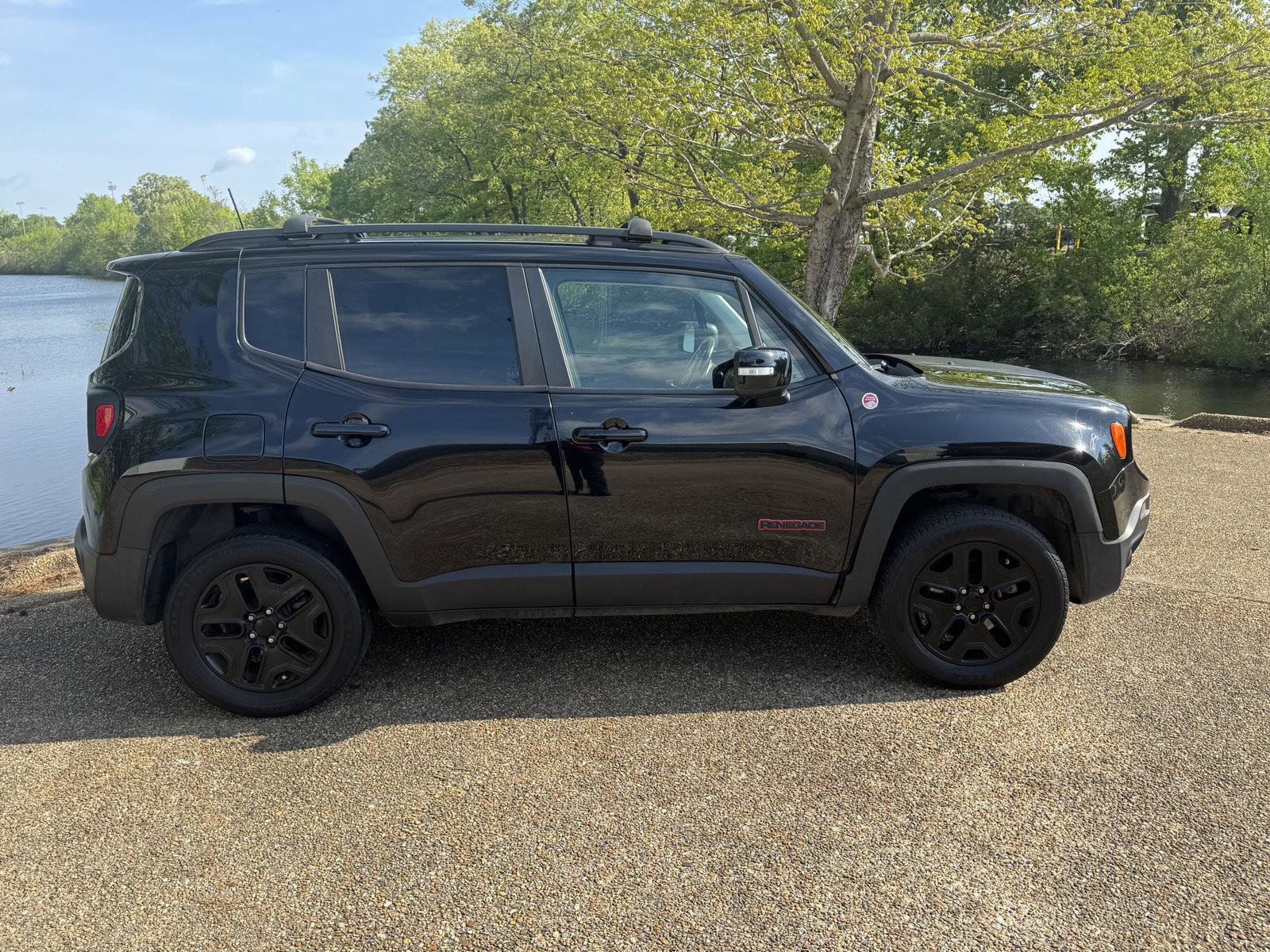 Used 2018 Jeep Renegade Trailhawk AWD/4WD image 3
