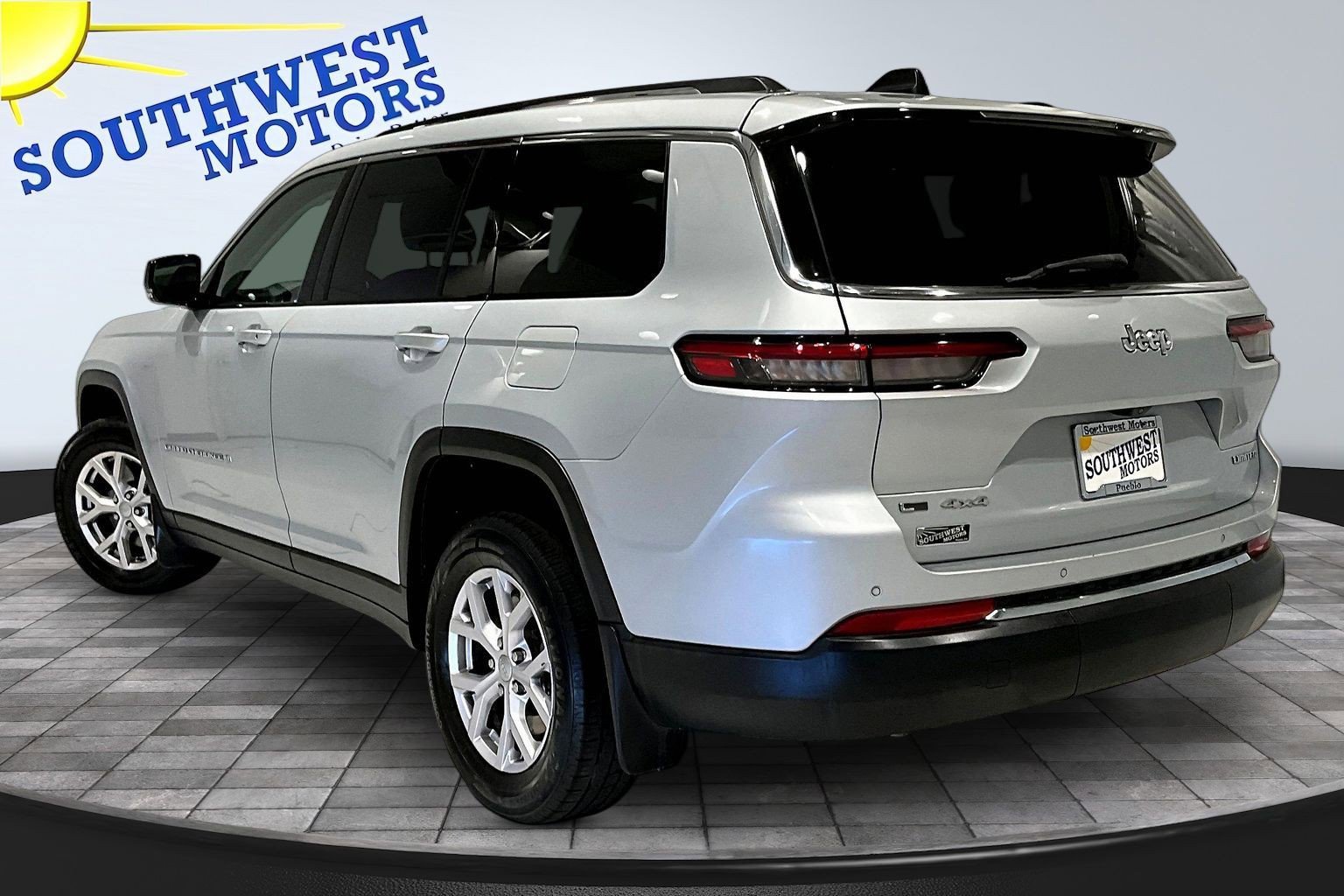 Used 2022 Jeep Grand Cherokee L Limited w/ MOPAR Finishing Package AWD/4WD image 5