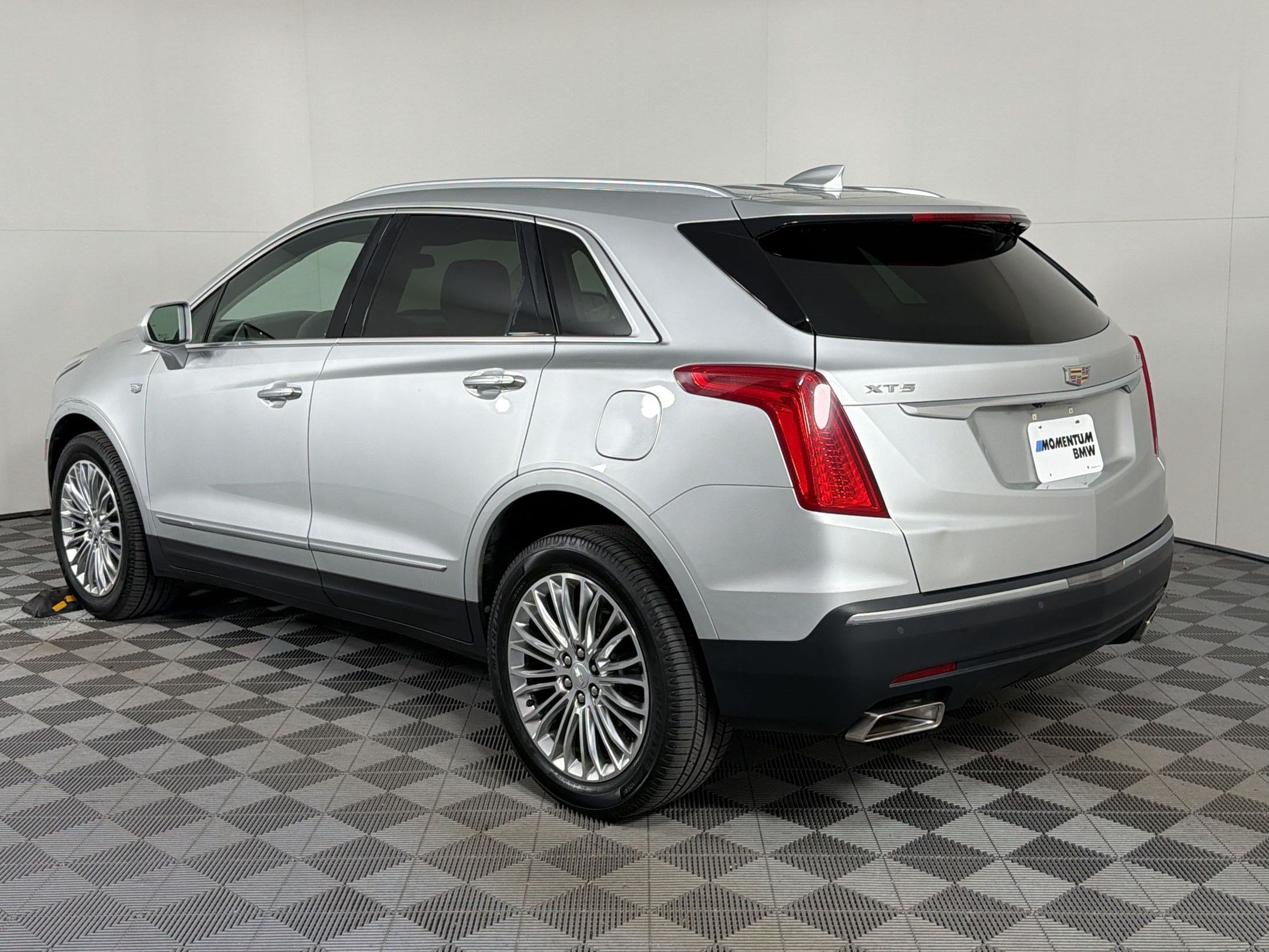 Used 2018 Cadillac XT5 Luxury w/ Driver Awareness Package FWD image 3