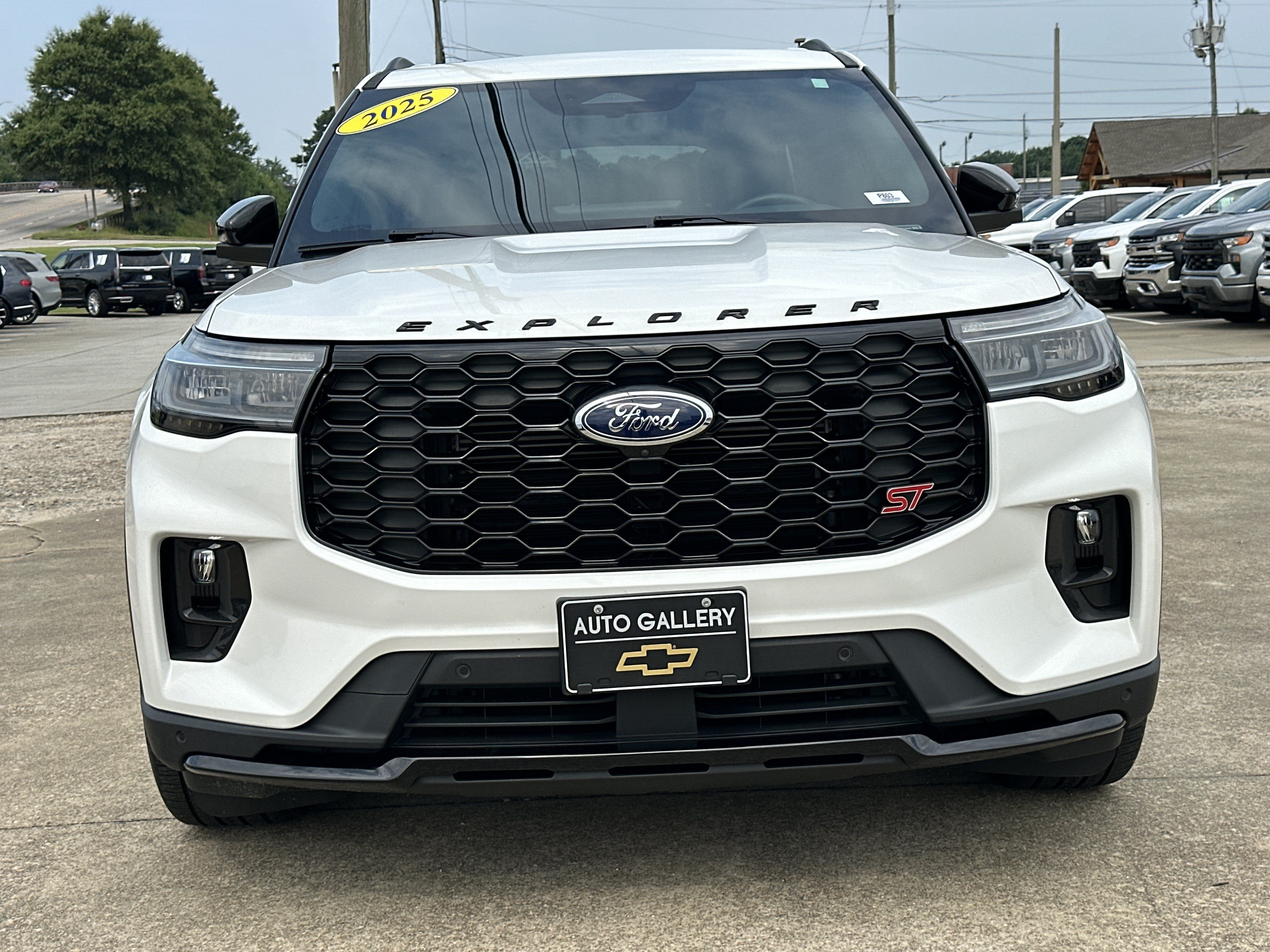 Used 2025 Ford Explorer ST AWD/4WD image 2