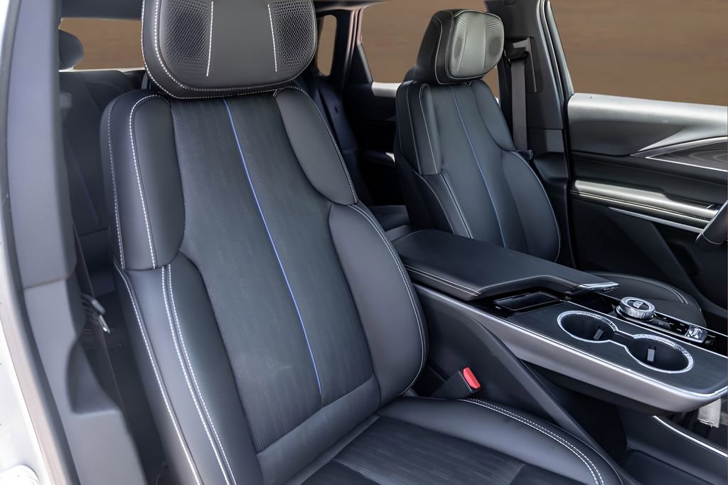 Certified 2025 Cadillac Lyriq Luxury w/ LPO, Floor Liner Package AWD/4WD image 31