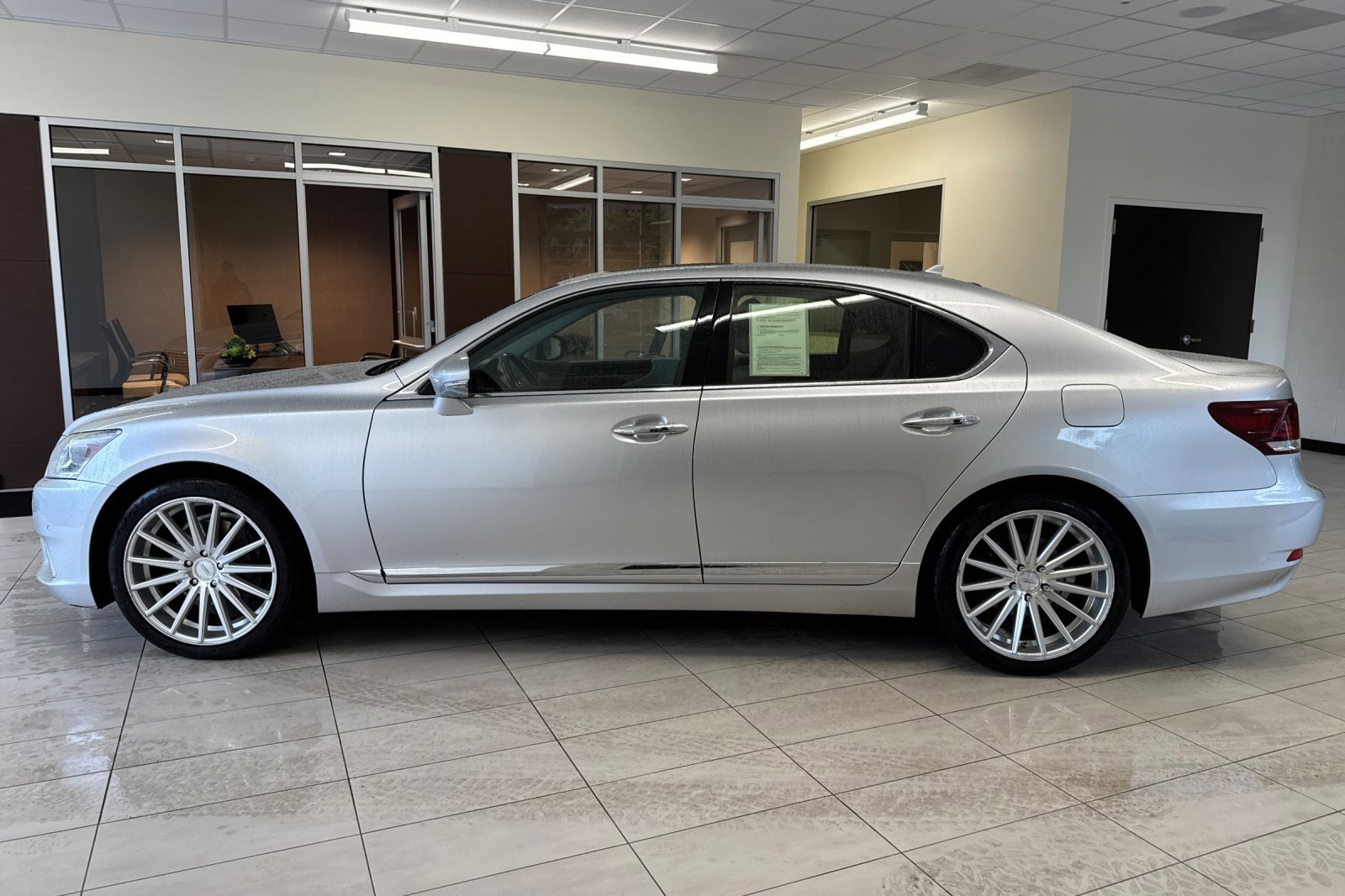Used 2013 Lexus LS 460 w/ Comfort Pkg image 7