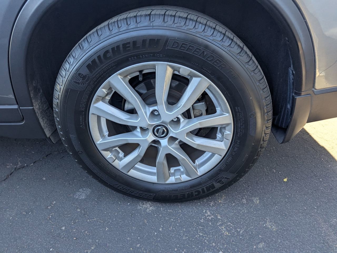 Used 2017 Nissan Rogue SV image 2