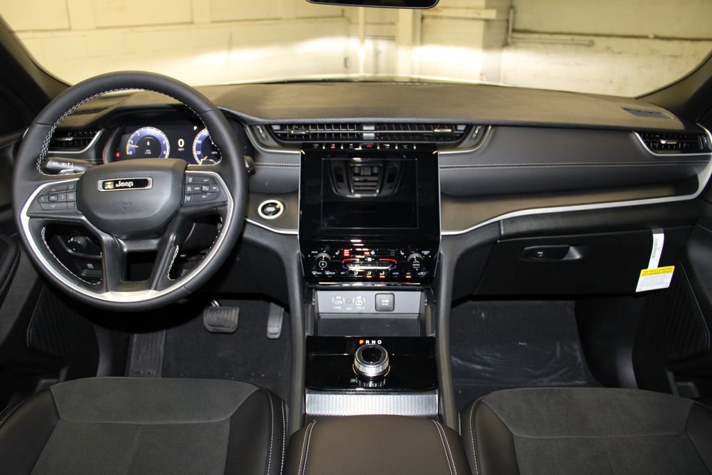 New 2025 Jeep Grand Cherokee Altitude image 9