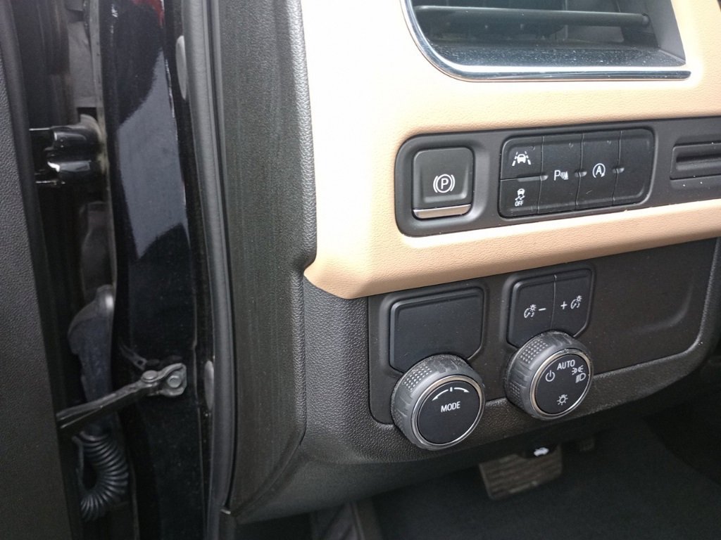 Used 2024 Chevrolet Suburban Premier image 13