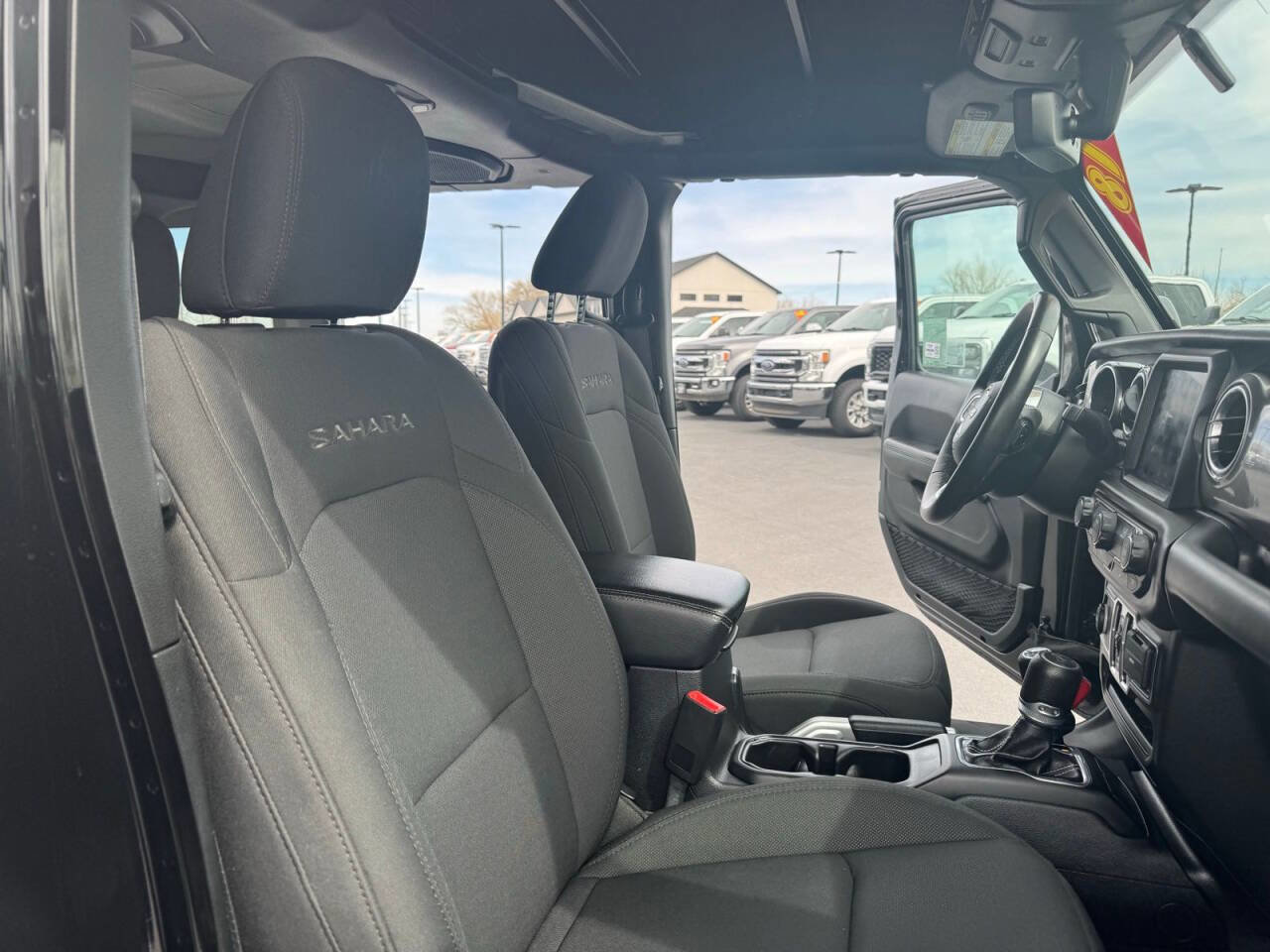 Used 2018 Jeep Wrangler Unlimited Sahara w/ Uconnect 4C Nav & Sound Group image 32