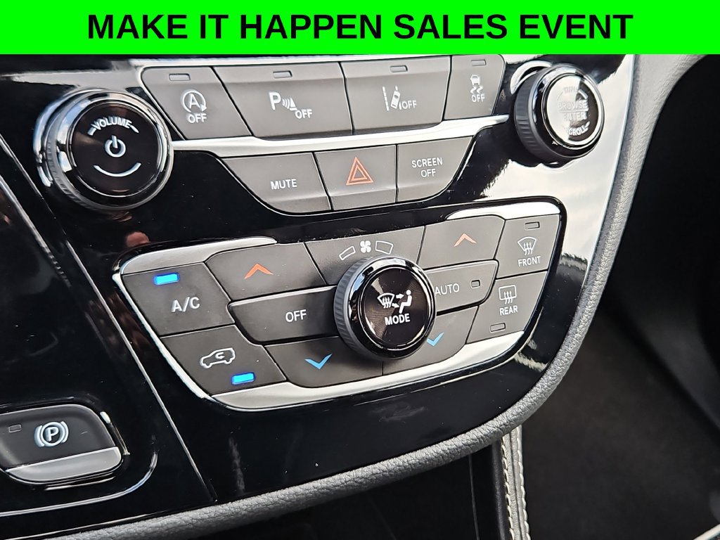 Used 2025 Chrysler Pacifica Limited FWD image 19