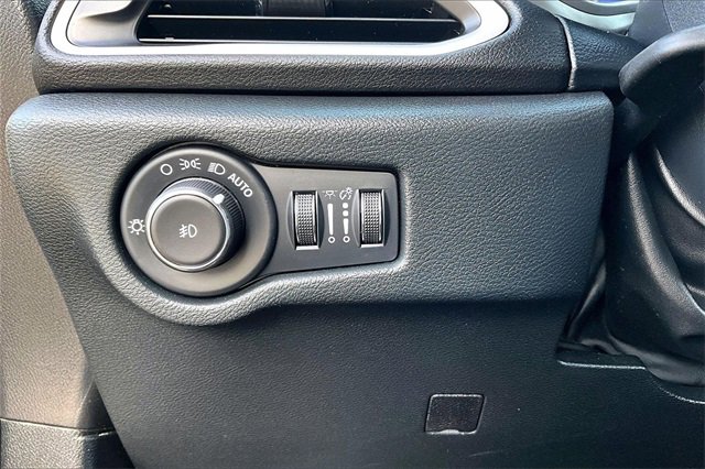 Used 2025 Chrysler Pacifica Select image 15