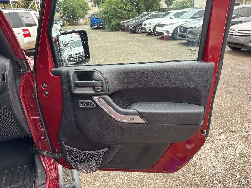 Used 2013 Jeep Wrangler Unlimited Rubicon w/ Connectivity Group AWD/4WD image 14
