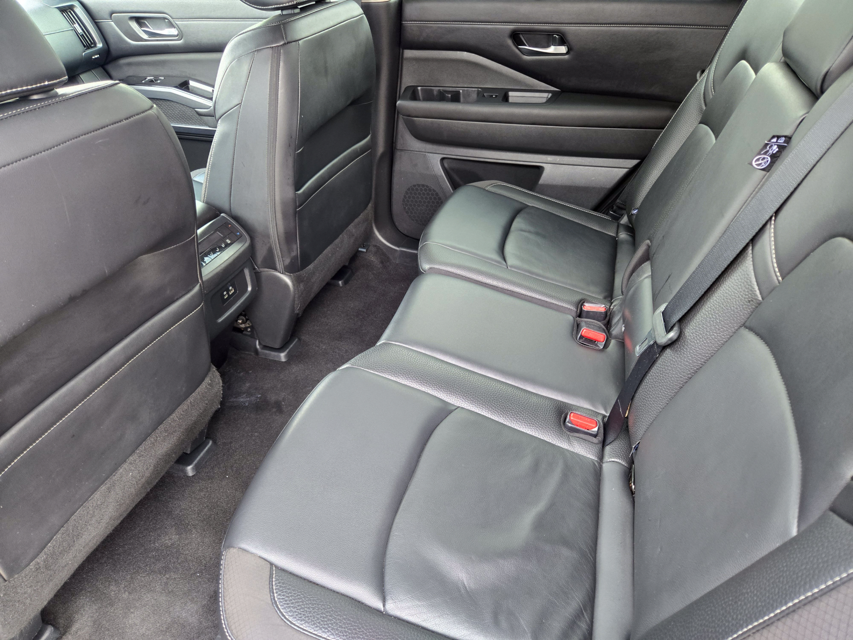 Used 2023 Nissan Pathfinder SL AWD/4WD image 26