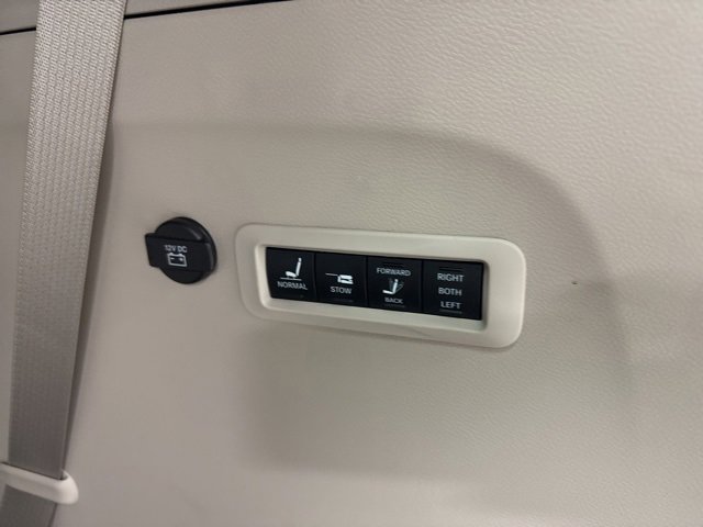 Used 2017 Chrysler Pacifica Limited w/ Advanced Safetytec Group image 12